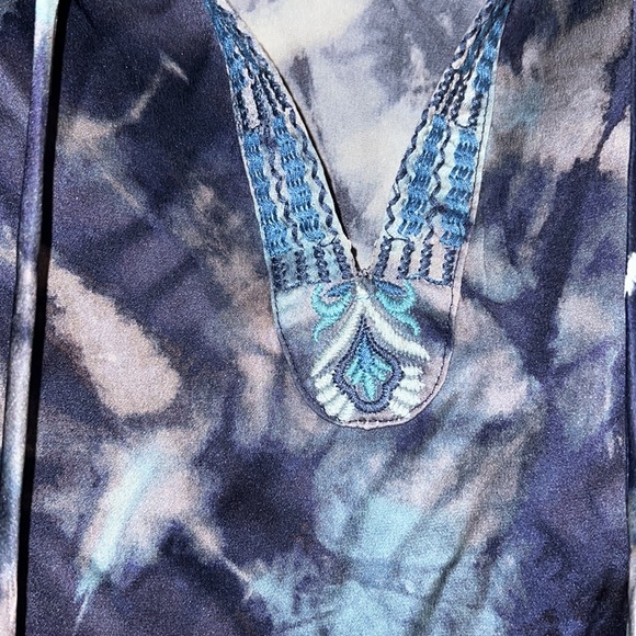 Johnny was MOONLIGHT TIE DYE V-NECK BLOUSE - Picture 6 of 10